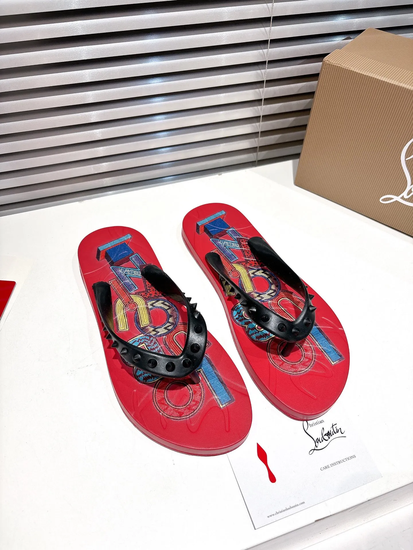 👟👟Ex-factory price 300👟👟 ╔Flip-flops black print╗ (yellow box packaging) ·Top version customization·2025𝐬𝐬 𝑪𝒉𝒓𝒊𝒔𝒕𝒊𝒂𝒏 𝑳𝒐𝒖𝒃𝒐𝒖𝒕𝒊𝒏 ▪️No matter the last shape, fabric, diamonds, nails, lining, outsole, they are as close as possible to ZP... ▪️The original sole is specially provided by the original factory ▪️The lining is imported water-dyed cowhide ▪️Private customization time is about 3-7 days —————— Size: Men's 37M-46M